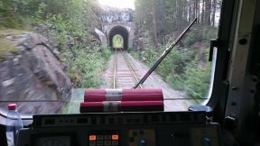 Inlandsbanans enda (!) tunnel finns söder om Jokkmokk. Den är inte ens 50 meter lång. Den lilla bergsknallen hade varit lätt att spränga bort, men rallarna ansåg att varje järnväg med självaktning måste ha minst en tunnel. Så de lät berget vara kvar.